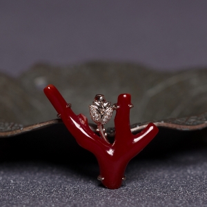18K阿卡牛血红珊瑚树枝吊坠