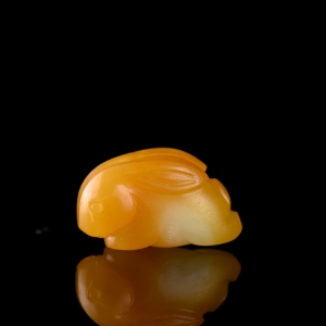 籽料和田玉黄沁兔子吊坠