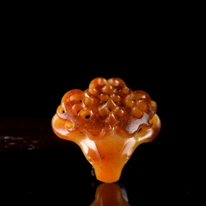 籽料和田玉黄沁小鹿吊坠