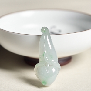糯冰种飘翠翡翠含苞待放吊坠