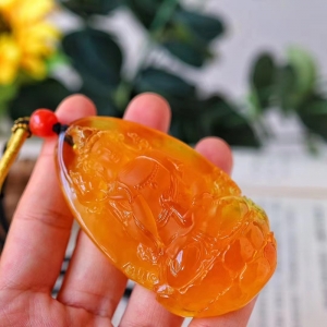 鸡油红蜜蜡观音吊坠