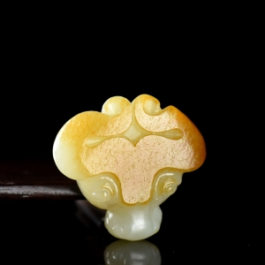 籽料和田玉牛吊坠