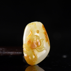 籽料和田白玉莲花吊坠