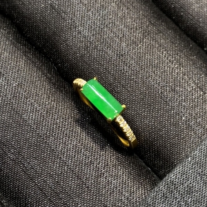 18k糯冰种翠绿翡翠戒指
