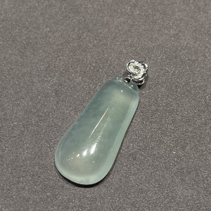 18k冰种晴绿翡翠福瓜吊坠