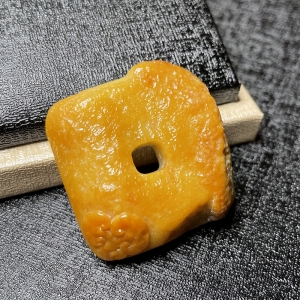 糯种黄翡翡翠怀古吊坠