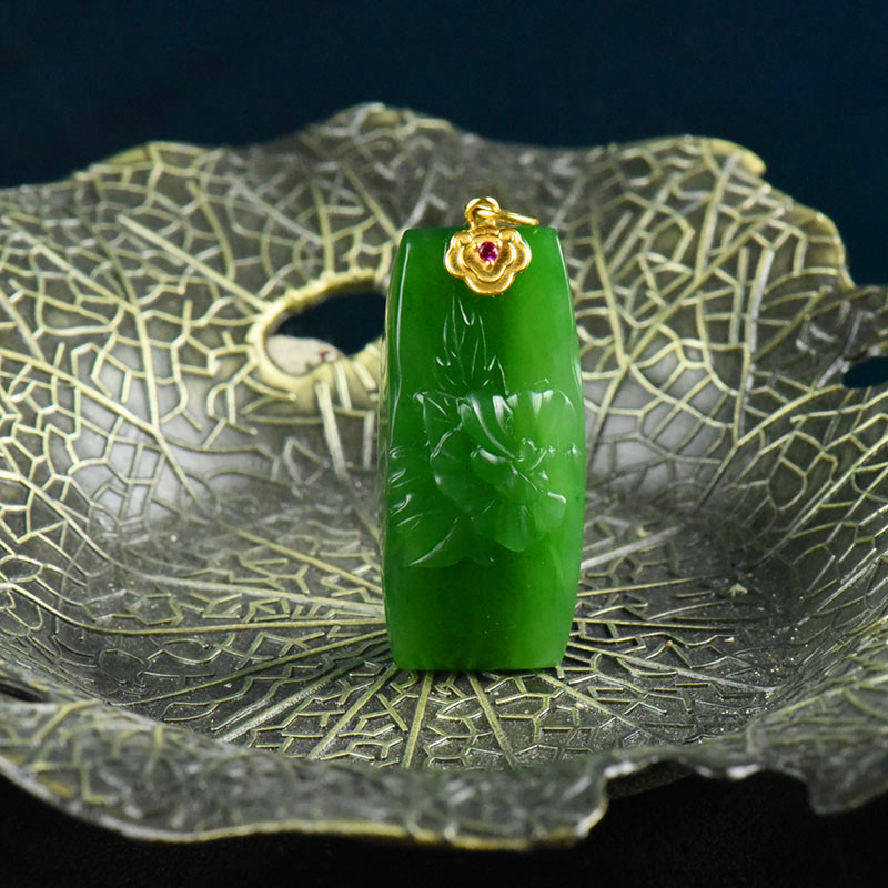 18K山料和田碧玉荷花吊坠