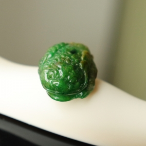糯种辣绿翡翠金蟾吊坠