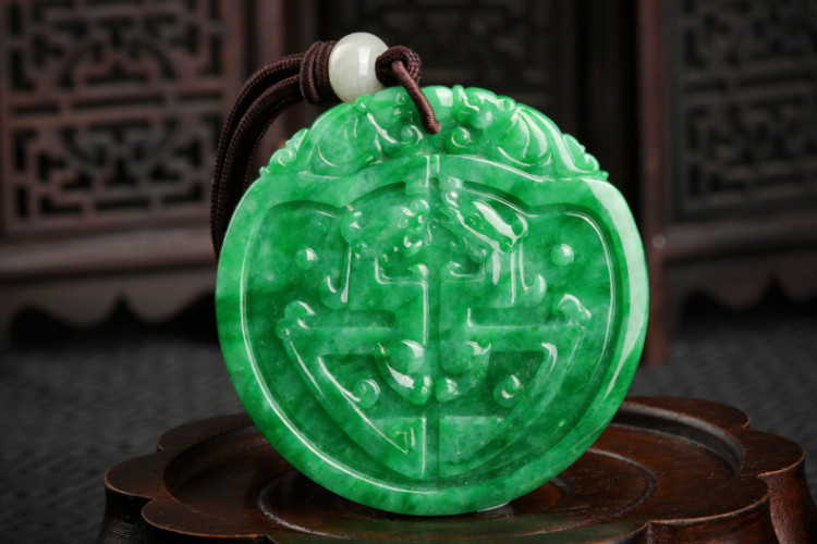 豆种翡翠挂件