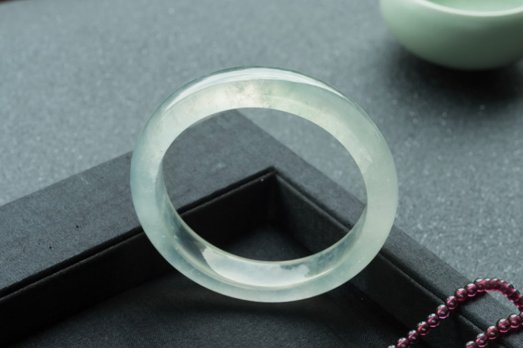 翡翠手镯有棉絮怎么养，翡翠手镯保养，保养翡翠手镯