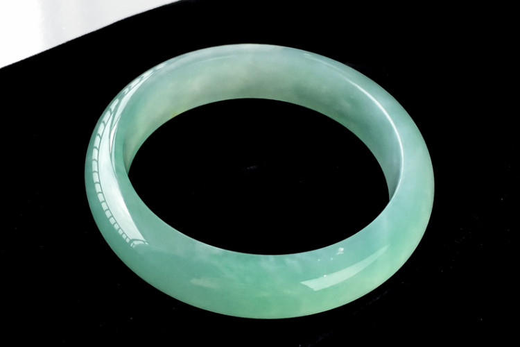 翡翠手镯价格多少钱